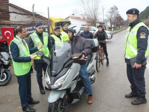 Motosiklet Ve Bisiklet Sürücülerine Reflektif Yelek Dağıtıldı