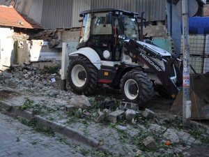 Çine’de Tehlike Oluşturan Binalar Yıkılıyor