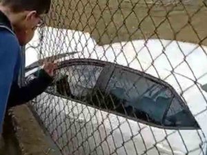 Babasının Arabasını Kaçıran Çocuk Duvara Tosladı: 1 Yaralı