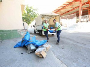 Bayraklı Belediyesinden Ailelere Kış Desteği