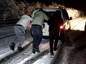 Nebiyan Dağı Beyaza Büründü, Araçlar Yollarda Kaldı