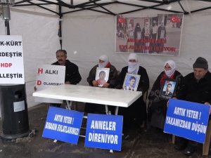 Kar Yağışı Altında Evlat Nöbeti