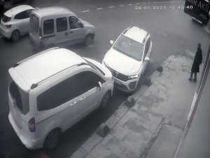Fren Yerine Gaza Basınca Park Halindeki Otomobile Çarptı, O Anlar Güvenlik Kamerasına Yansıdı
