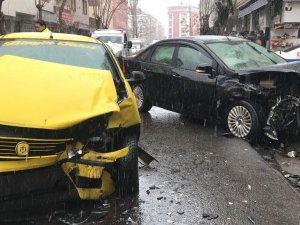 Bingöl’de Trafik Kazası: 3 Yaralı