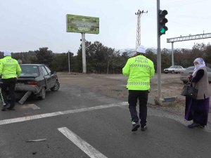 İ̇ki Otomobil Kavşakta Çarpıştı: 1 Yaralı