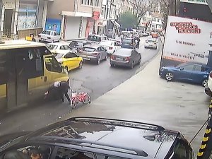 Eyüpsultan’da Dengesini Kaybeden Kadın Minibüsün Altında Kalmaktan Son Anda Kurtuldu