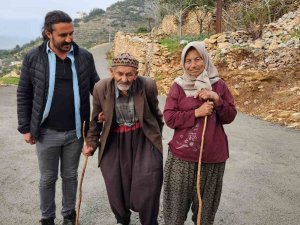 Alanya’da Yaşlı Çiftin Yol Sorunu Beton Dökülerek Çözüldü