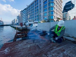 Konak’taki Çürüyen Seyir Terasları Sökülüyor
