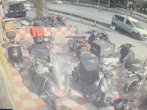 İ̇stanbul’da Feci Kaza Kamerada: 2 Araba Ve 1 Motosiklet Pert Oldu