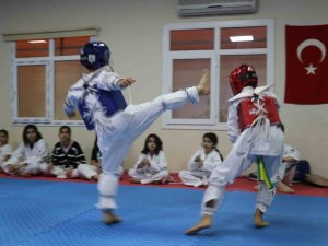 Karaköprü’de Gençler Zamanını Sporla Değerlendiriyor