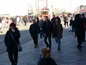 Taksim’de Dün Gece Etkili Olan Kar Yağışı Bugün Yerini Güneşe Bıraktı