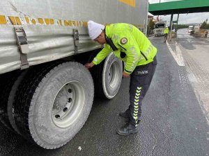 Kar Yağışı Ekipleri Harekete Geçirdi: Araçların Lastikleri Tek Tek Kontrol Edildi