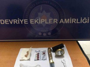 Polis Üç Kişiyi Durdurdu, Üçünden De Bıçak Çıktı