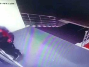Motosikletli Kurye Kılığında Geldiler, Yangın Vanalarını Çaldılar