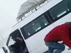 Yoldan Çıkan Minibüs Kara Saplandı