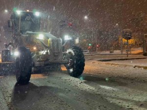 Elazığ’da Belediye Ekipleri Kar Mesaisinde