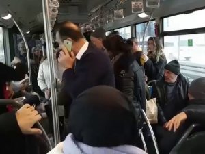 Metrobüste Edilen "Telefonumu Çaldın" Kavgası Kamerada