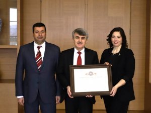 Dpü Engelsiz Öğrenci Birimine Geçen Yıl Kazandığı Belge Ve Bayraklar Teslim Edildi