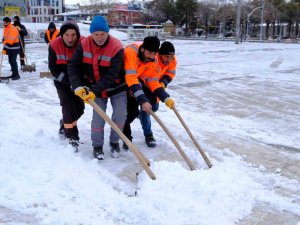 Erzincan Yağan Karla Beyaza Büründü