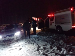 Karda Mahsur Kalan Sürücülerin Yardımına Afad Yetişti