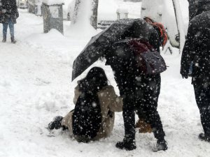 Karlı Ve Buzlu Yolda Yürümenin Püf Noktaları