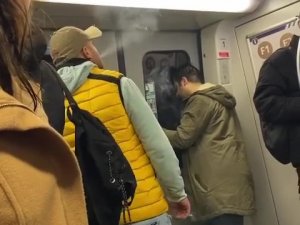 Metroda Sigara İçti, Kendisini Uyaranlara Hakaret Etti