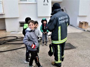 Önce Odunlukta Çıkan Yangını Söndürdü, Sonra Çocuklara Eğitim Verdi