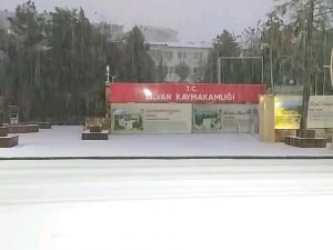 Diyarbakır İlçeleri Beyaz Örtüyle Kaplandı