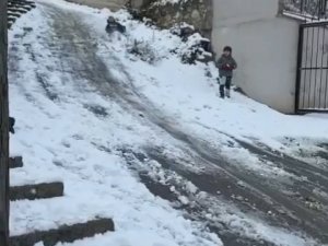 Karın Yağdığını Gören Çocuklar, Sokaklara Akın Ederek Tadını Çıkardılar