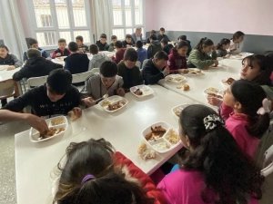 Pozantı’da Öğrencilere Ücretsiz Yemek Desteği