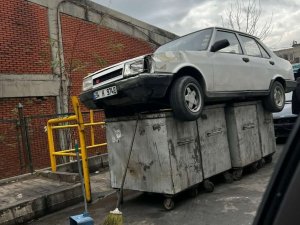 İ̇stanbul’da Oto Sanayide İlginç Görüntü: Arabayı Çöpe Attı