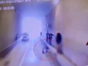 Araç Alt Geçidini Kullanan Kişi Otomobilin Altında Kalmaktan Kıl Payı Kurdu