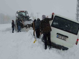 Kara Saplanan Araçtaki 3 Kişi, 3 Saat Sonra Kurtarıldı