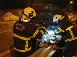 Bilecik’te Bariyerlere Çarpan Aracın Sürücüsü Yaralandı