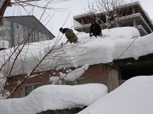 Bitlis’te Tek Katlı Evler Kara Gömüldü