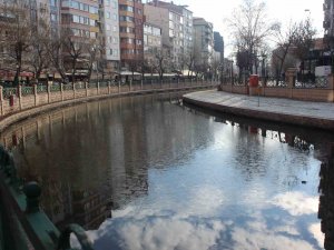 Porsuk Çayı Yüzeyi Buz Tutmaya Başladı
