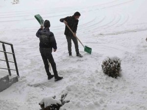 Başkale’de 38 Yerleşim Yerinin Yolu Ulaşıma Kapandı