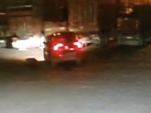 Park Halindeki Araçta Patlama Olunca Camdan Çıkıp Kaçtılar