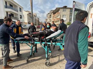 Motosikletten Düşen Kurye Yaralandı