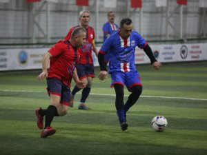 Kozlarını Futbol Turnuvasında Paylaşıyorlar