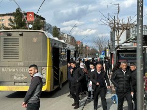 Minibüs Kapısından Sarkan Vatandaşlar Canlarını Hiçe Sayarak Yolculuk Etti