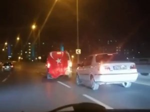 Asker Konvoyunda Tehlikeli Hareketler Sergileyen Sürücüler Kamerada
