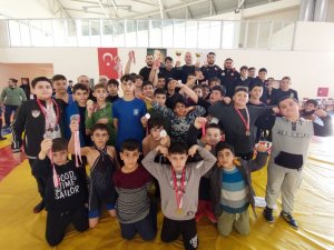 Yunusemreli Güreşçilerden 3 Kupa Ve 23 Madalya
