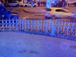 Alkollü Kadın Sürücü Almanya Başkonsolosluğu Önündeki Bariyerlere Çarptı