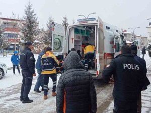 Buzlu Yolda Kayarak Düşen Yaşlı Adam Hastanelik Oldu