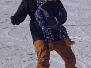 Kayak Yapan Kuzey Bebeğin Hayret Dolu Bakışları