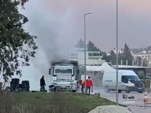 Yalova’da Yanan Kamyonu Akaryakıt İstasyonu Çalışanları Söndürdü