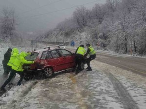 Kar Yağışı Sebebiyle Şarampole Kayan Aracı, Jandarma Ve Polis Ekipleri İterek Kurtardı