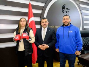 Şampiyon Sporcu Başarısını Başkan Yalçın İle Paylaştı