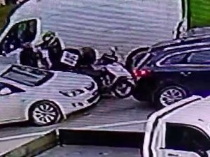 Eyüpsultan’da Ters Yöne Giren Motosiklet Sürücüsü Kavga Ettiği Sürücüye Kaskıyla Saldırdı